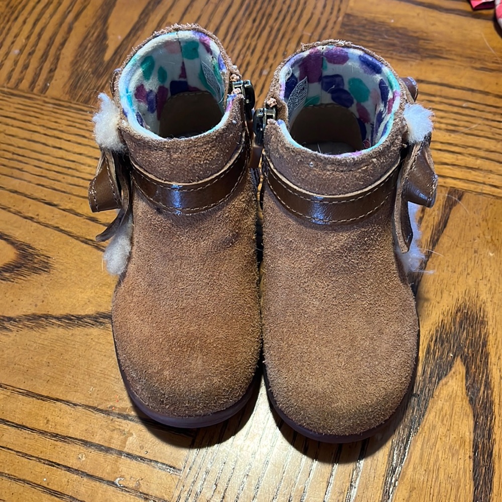 Little girl ugg boots size 6